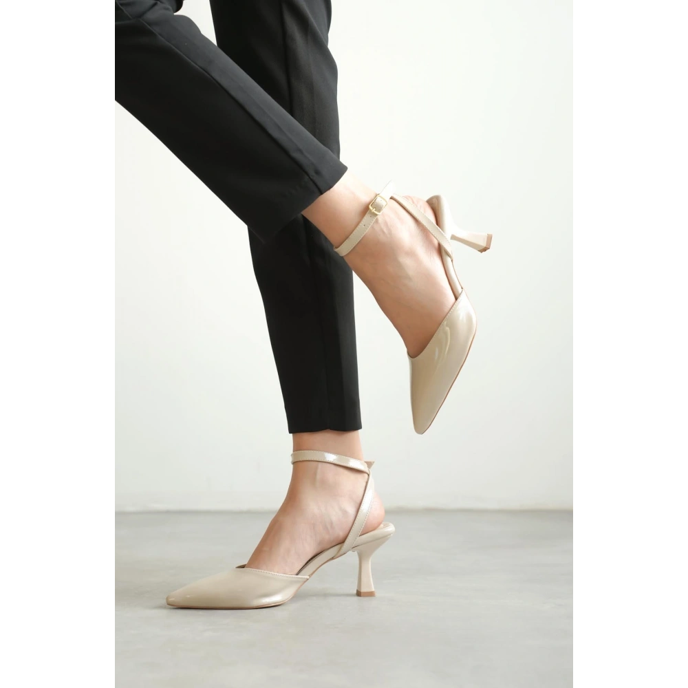 Kadın Bej Rugan Topuklu Ayakkabı TR03MS02C