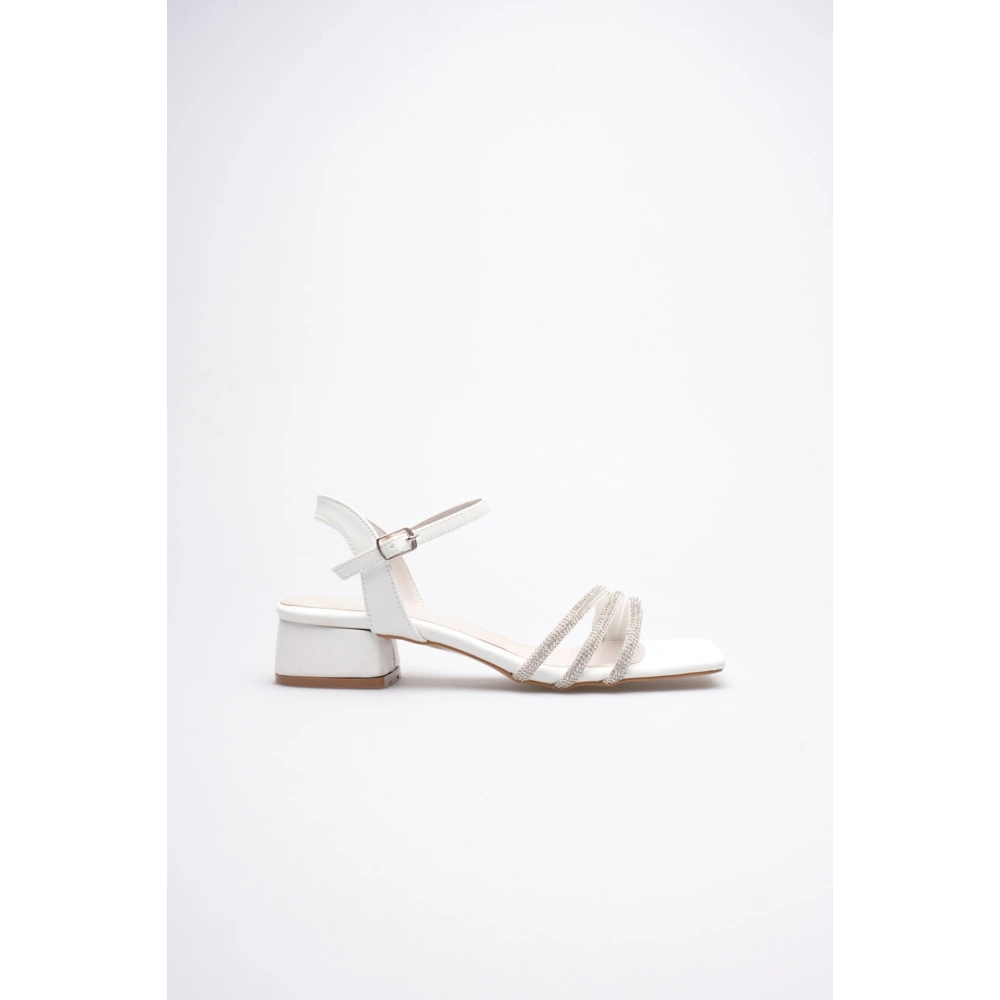 Kadın Beyaz Taş Detaylı Kalın Topuklu Şık Sandalet TR20MY26B