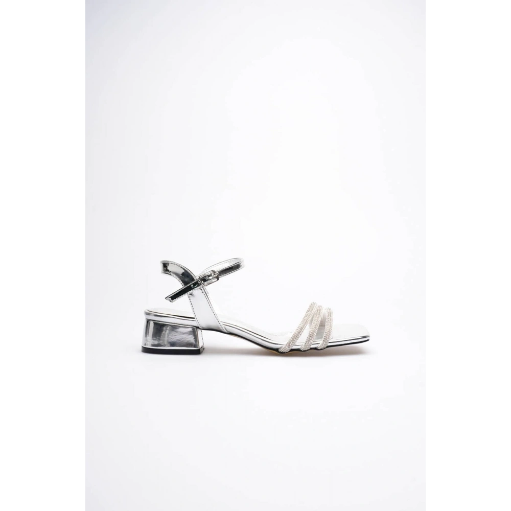 Kadın Gümüş Taş Detaylı Kalın Topuklu Şık Sandalet TR20MY26E