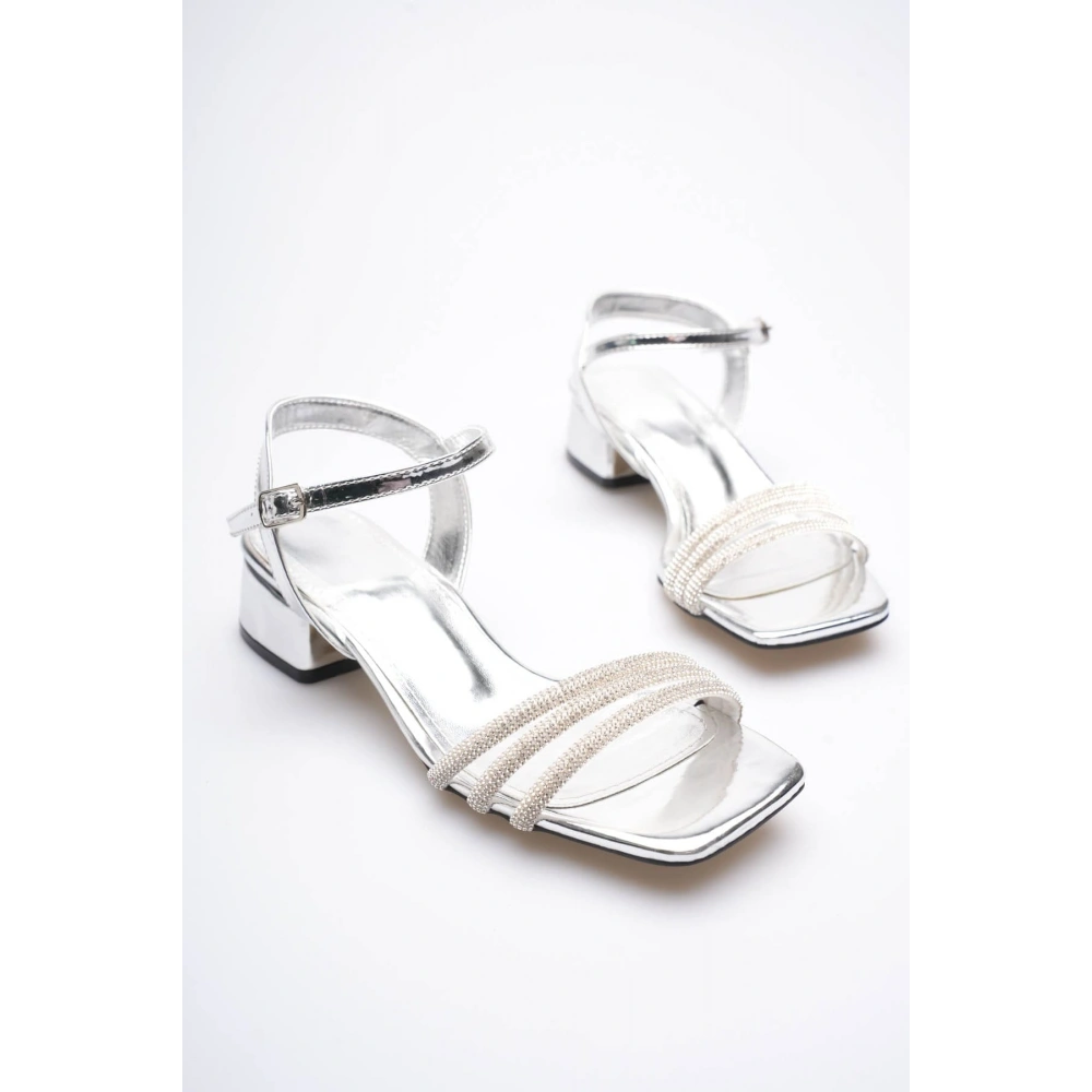 Kadın Gümüş Taş Detaylı Kalın Topuklu Şık Sandalet TR20MY26E