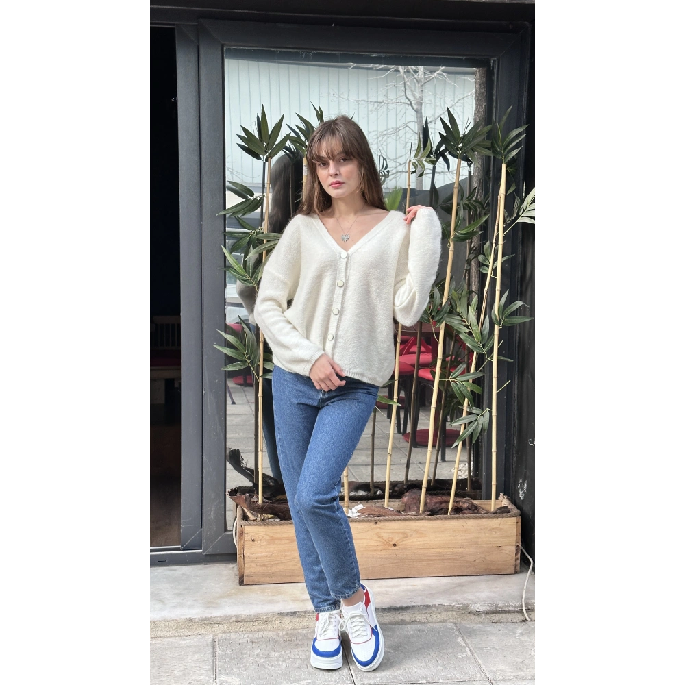 Kırık Beyaz Düğmeli Hırka