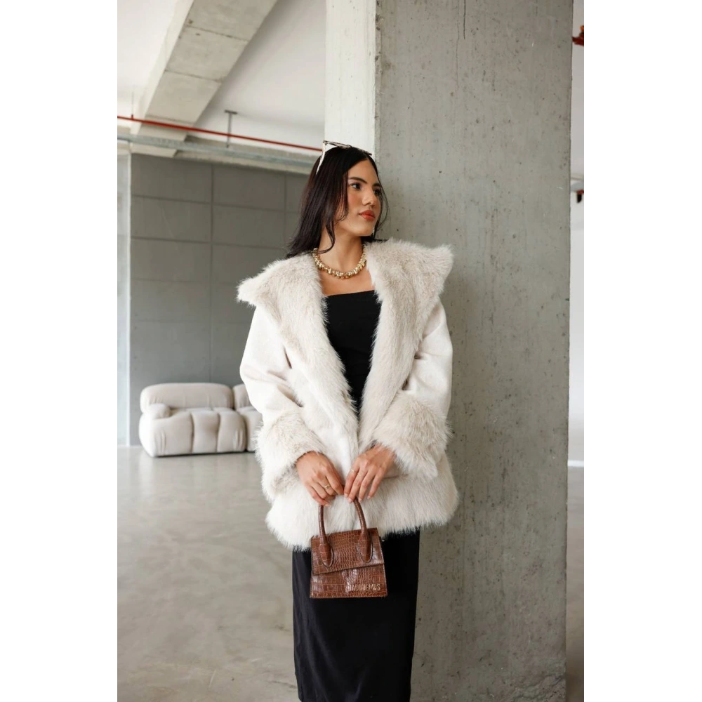 Kadın  Kırık Beyaz Peluş Kaban