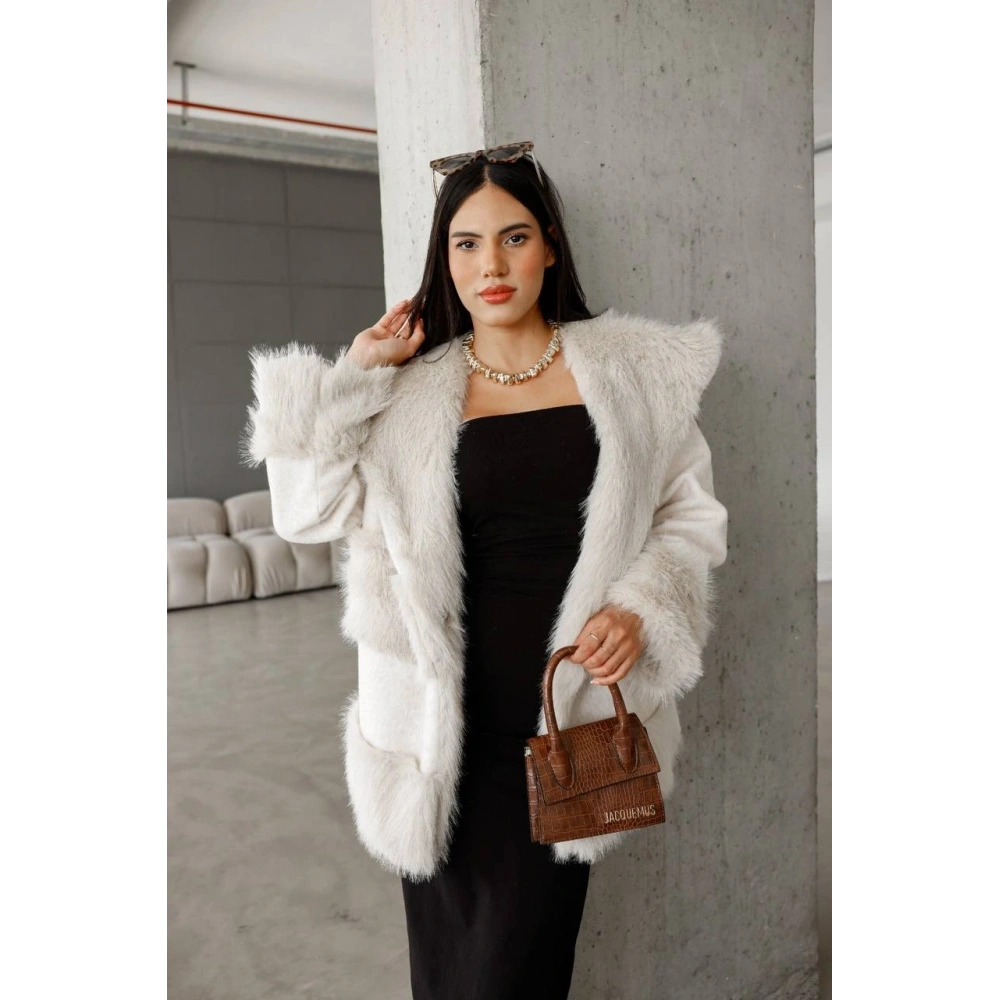 Kadın  Kırık Beyaz Peluş Kaban