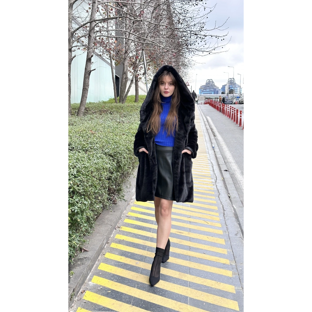 Kadın Siyah Kapüşonlu Kürklü Cepli Kaban