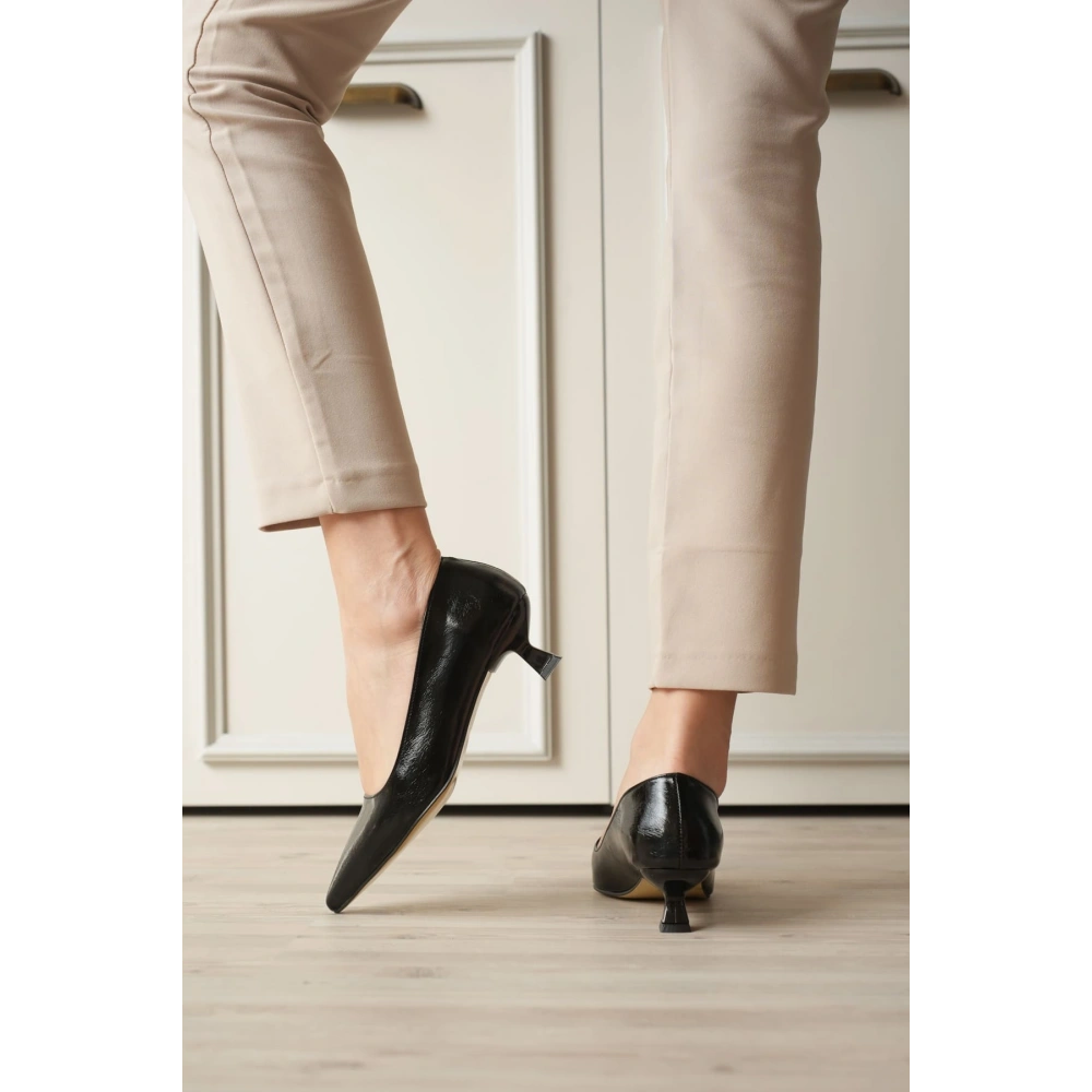 Kadın Siyah Kırışık Rugan Kısa Topuklu Stiletto Ayakkabı TR20MS03C
