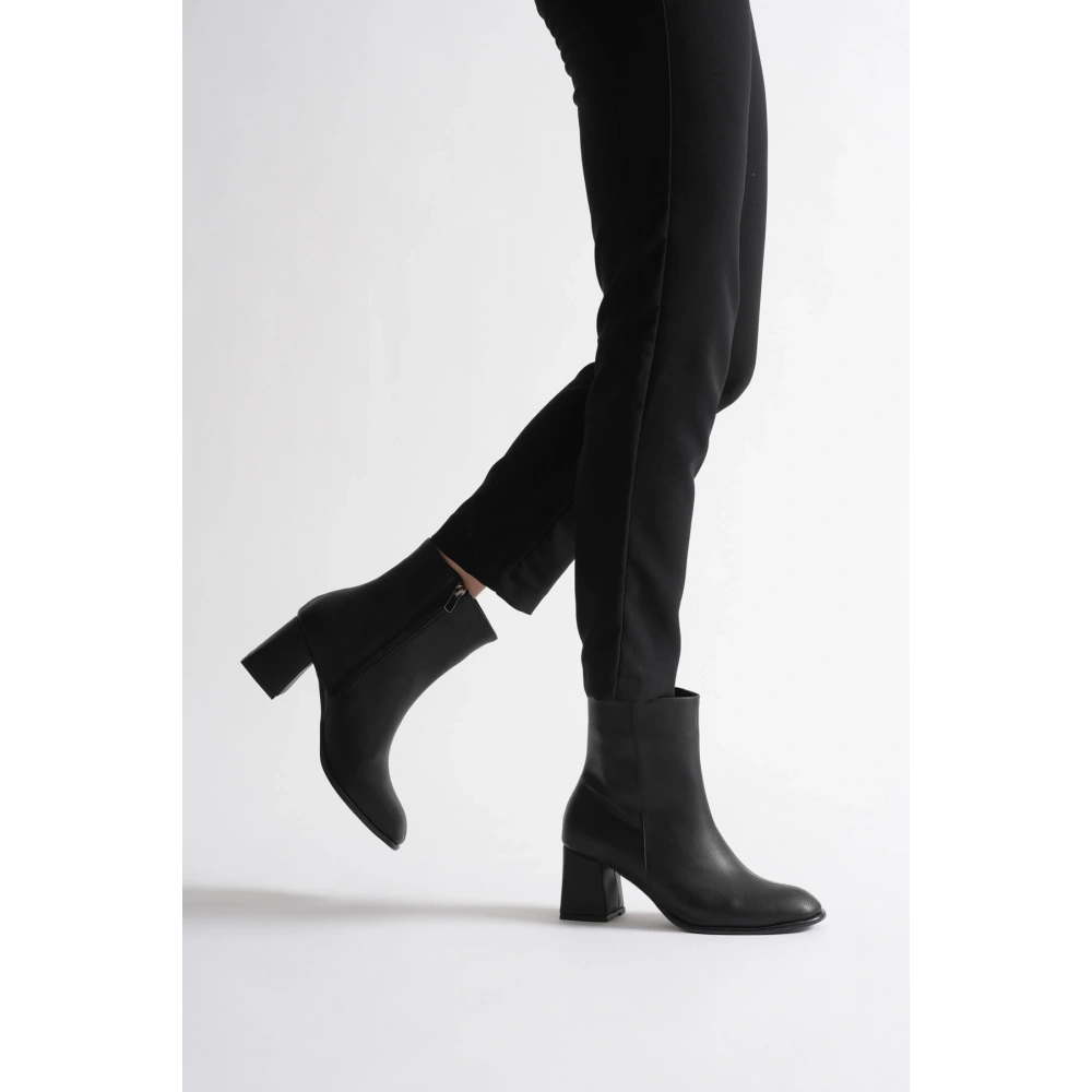 Kadın Kışlık Siyah Kalın Topuklu Bot TR12MK04A