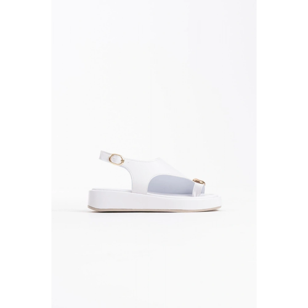 Kadın Beyaz Cilt Toka Detaylı Sandalet TR17MY03B