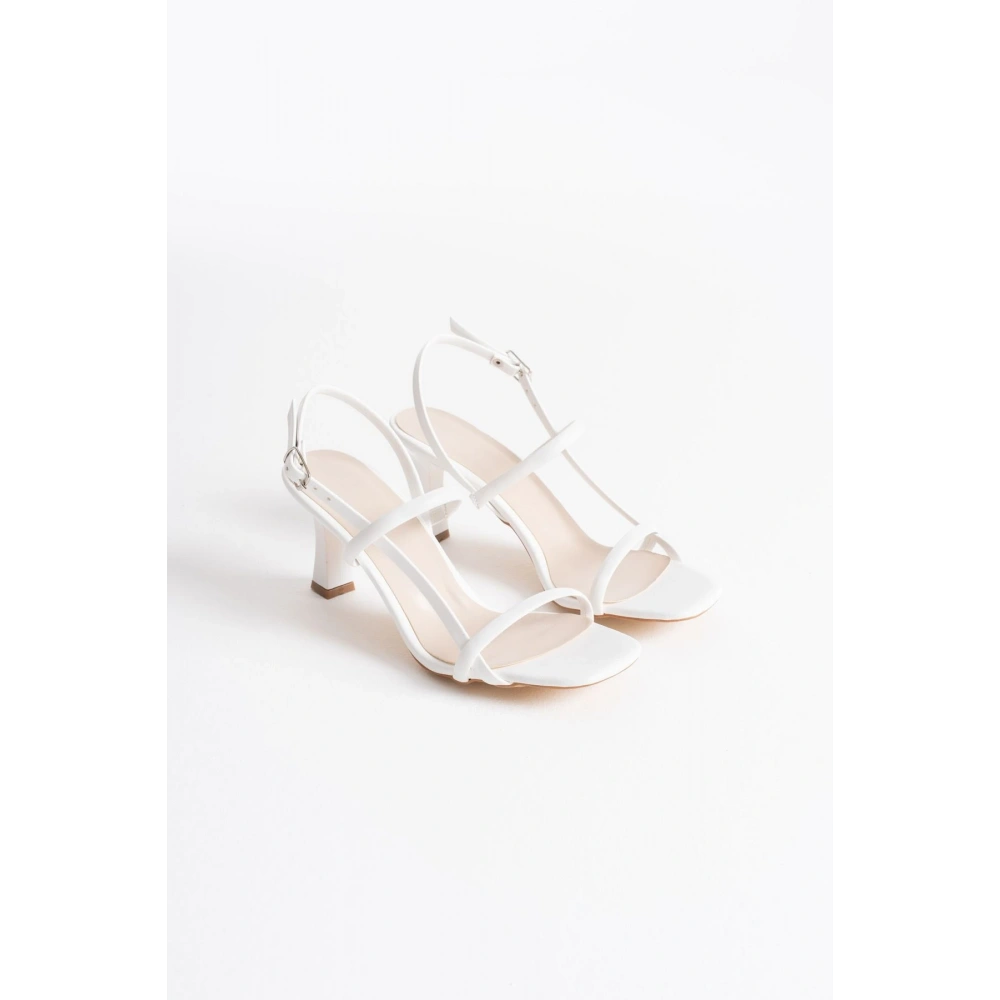 Kadın Beyaz Topuklu Sandalet TR12MY06B