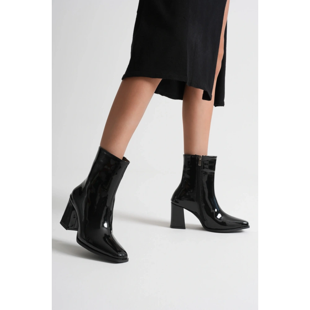 Muso Kadın Siyah Rugan Topuklu Bot