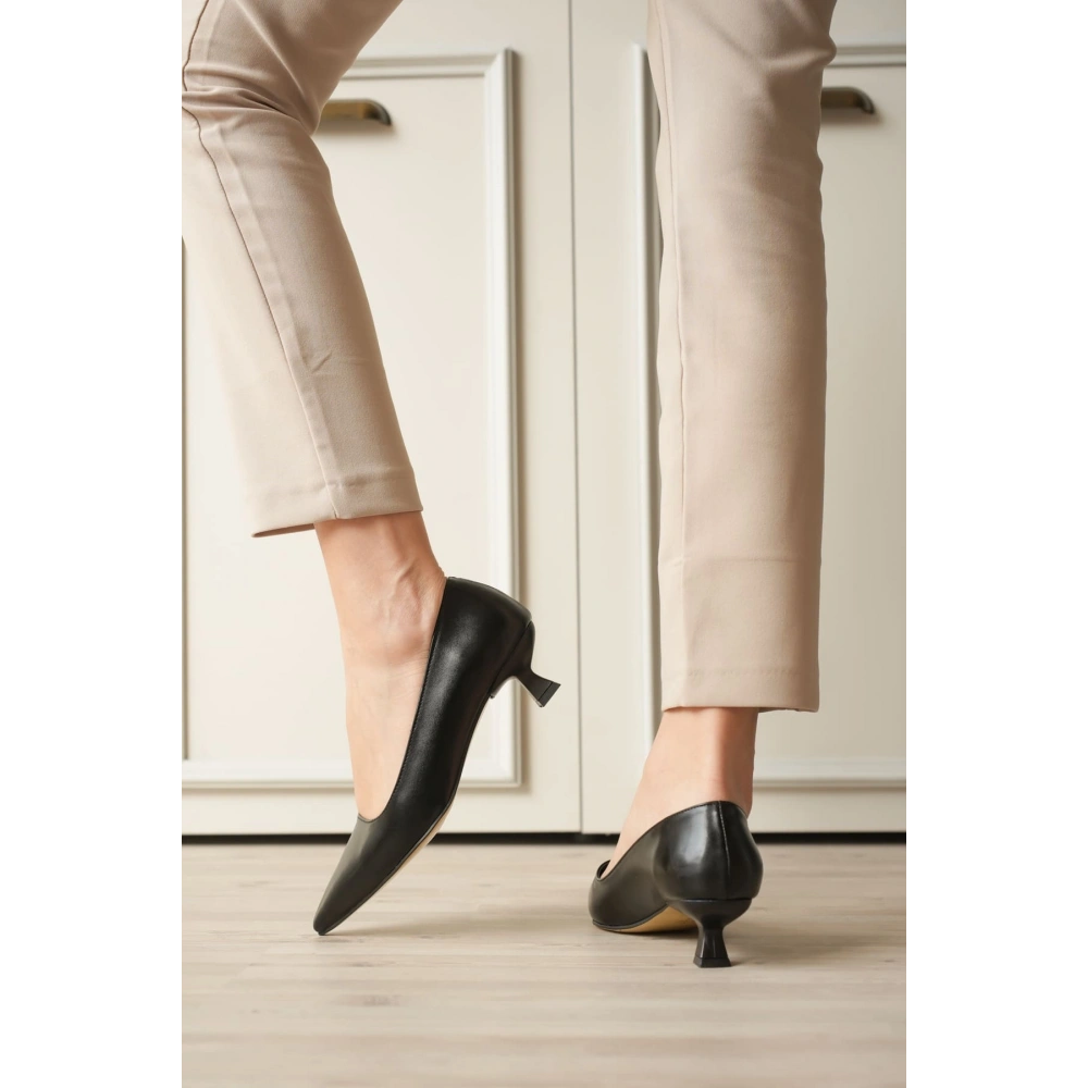 Siyah Kadın Günlük Kısa Topuklu Stiletto Ayakkabı TR20MS03A