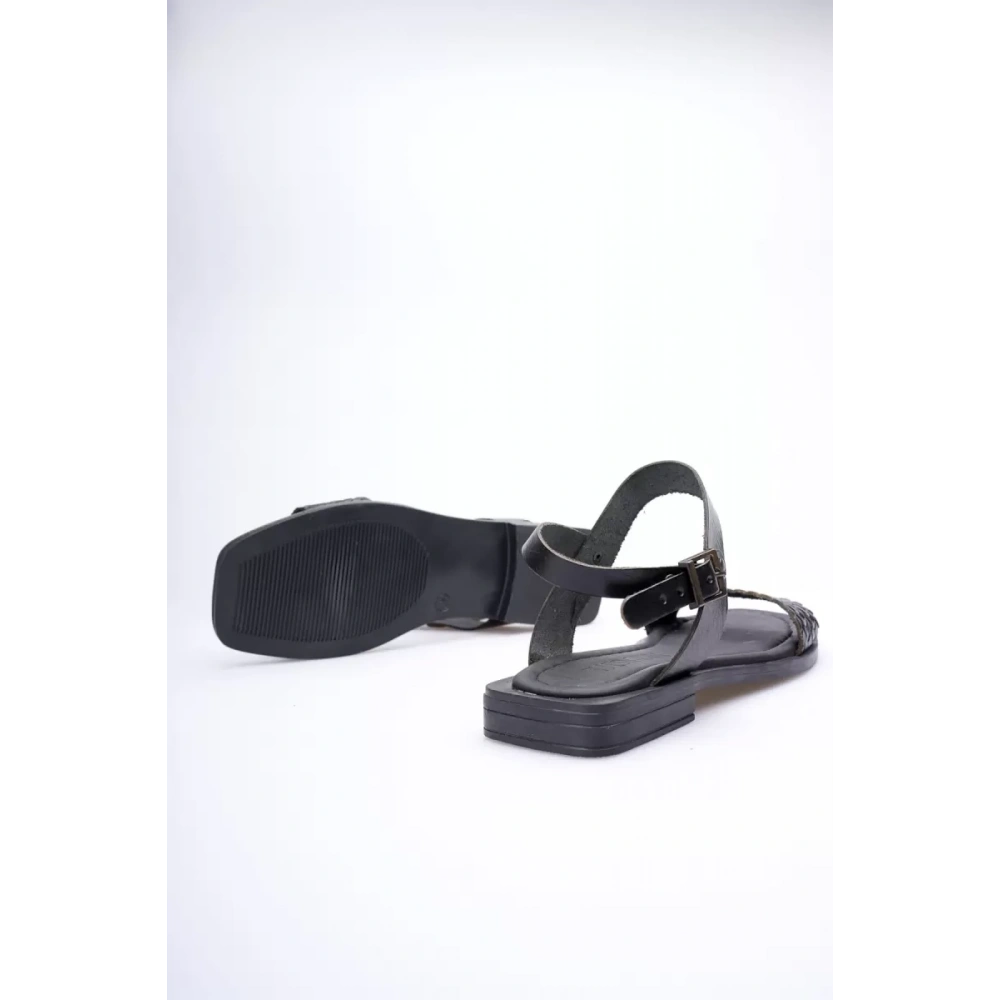 Siyah Örgü Desenli Hakiki Deri Sandalet TR31MY20A