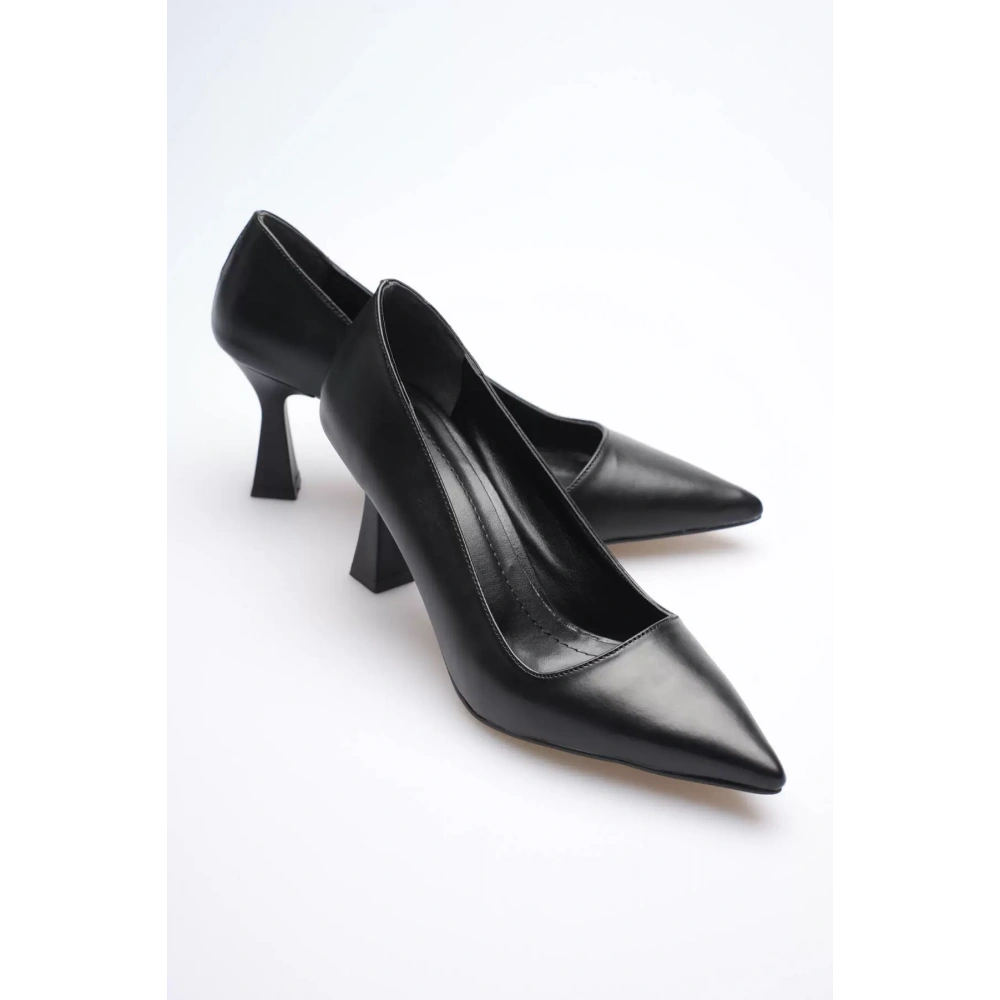 Siyah Sivri Burun Orta Topuklu Kadın Stiletto TR20MS02A