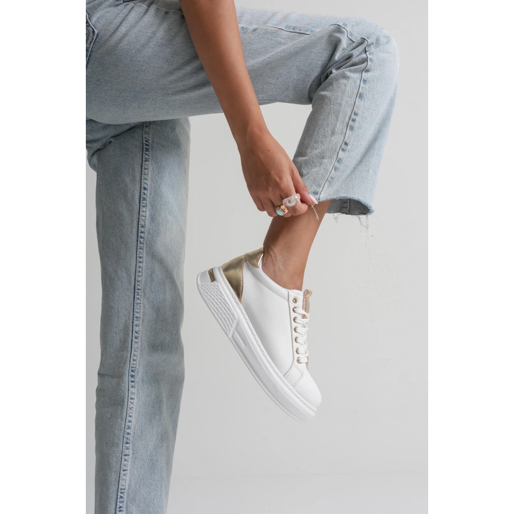 Vega Altın Detaylı Beyaz Kadın Spor Ayakkabı