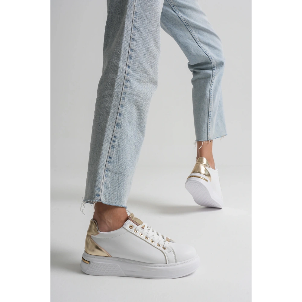 Vega Altın Detaylı Beyaz Kadın Spor Ayakkabı