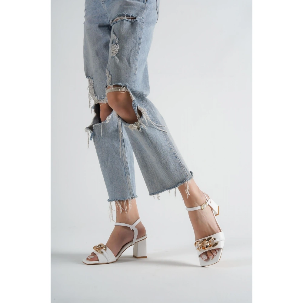 Kadın Beyaz Zincir Detaylı Topuklu Ayakkabı