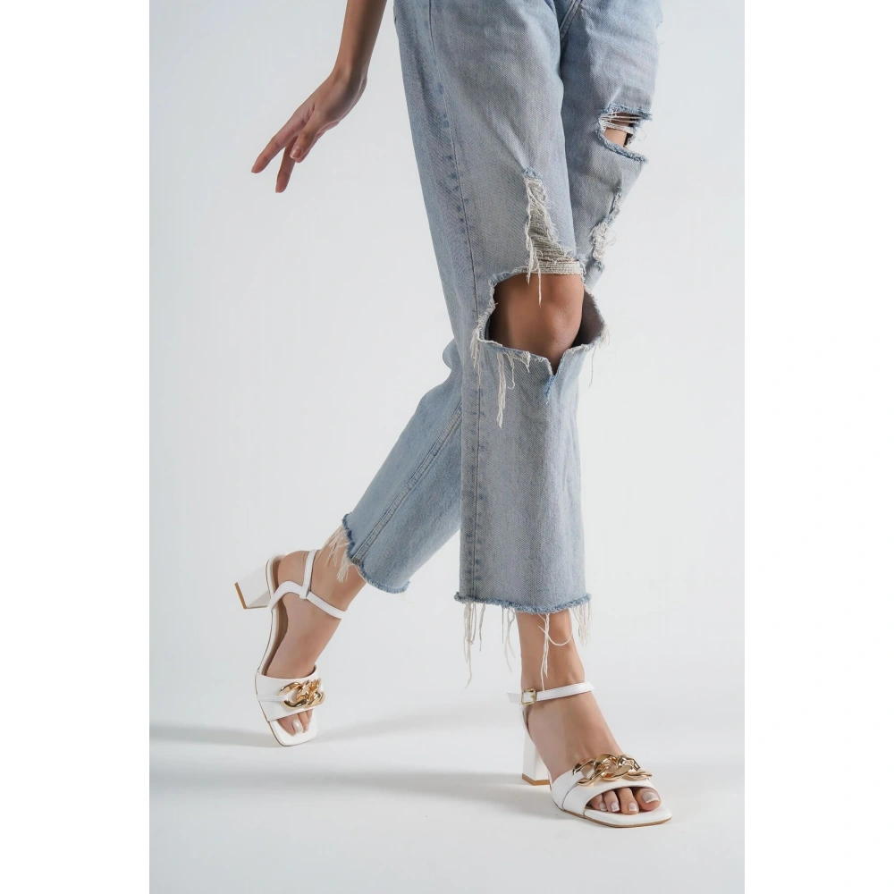 Kadın Beyaz Zincir Detaylı Topuklu Ayakkabı