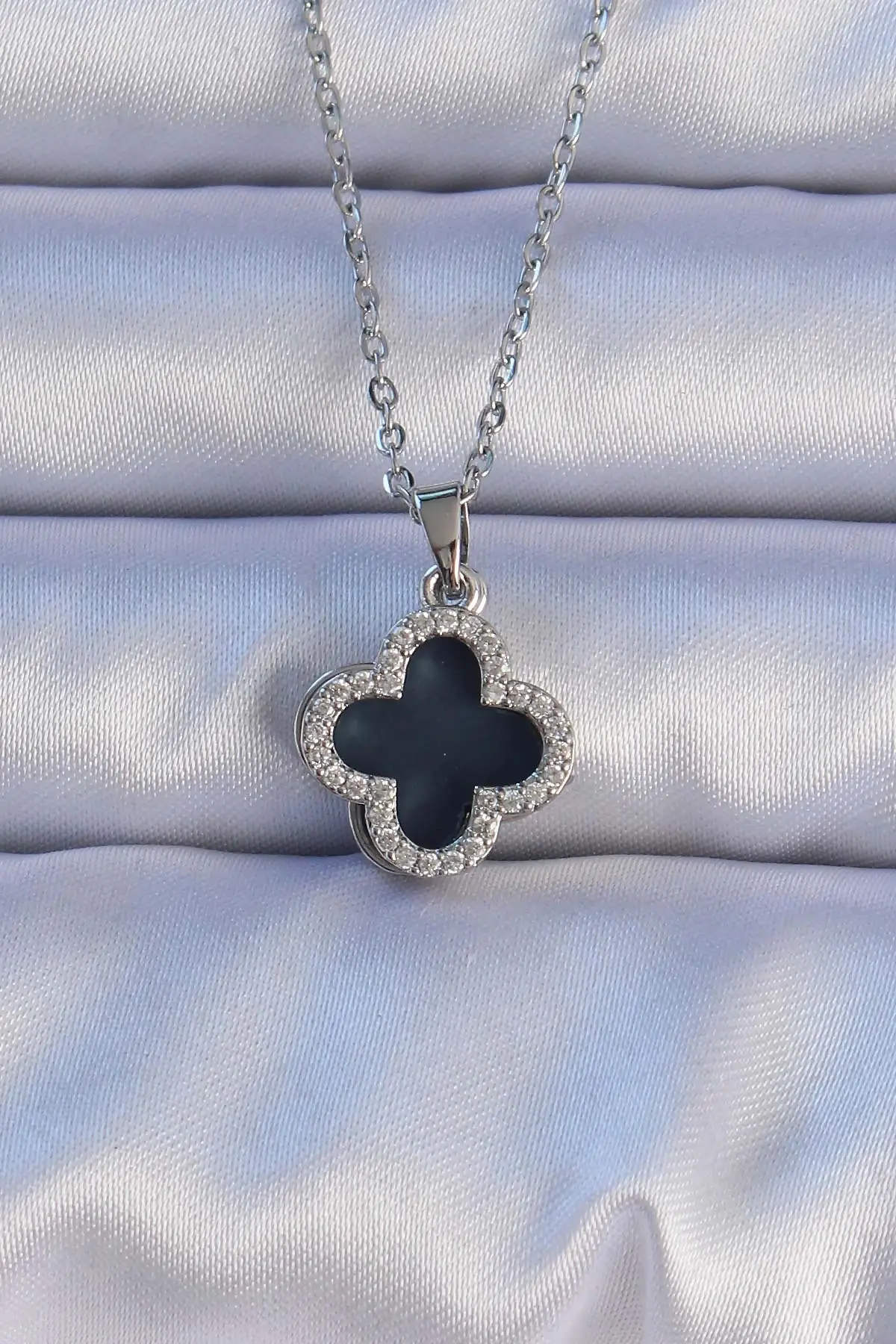 316L Çelik Gümüş Renk Siyah Mineli Zirkon Taşlı Yonca Figürlü Kolye