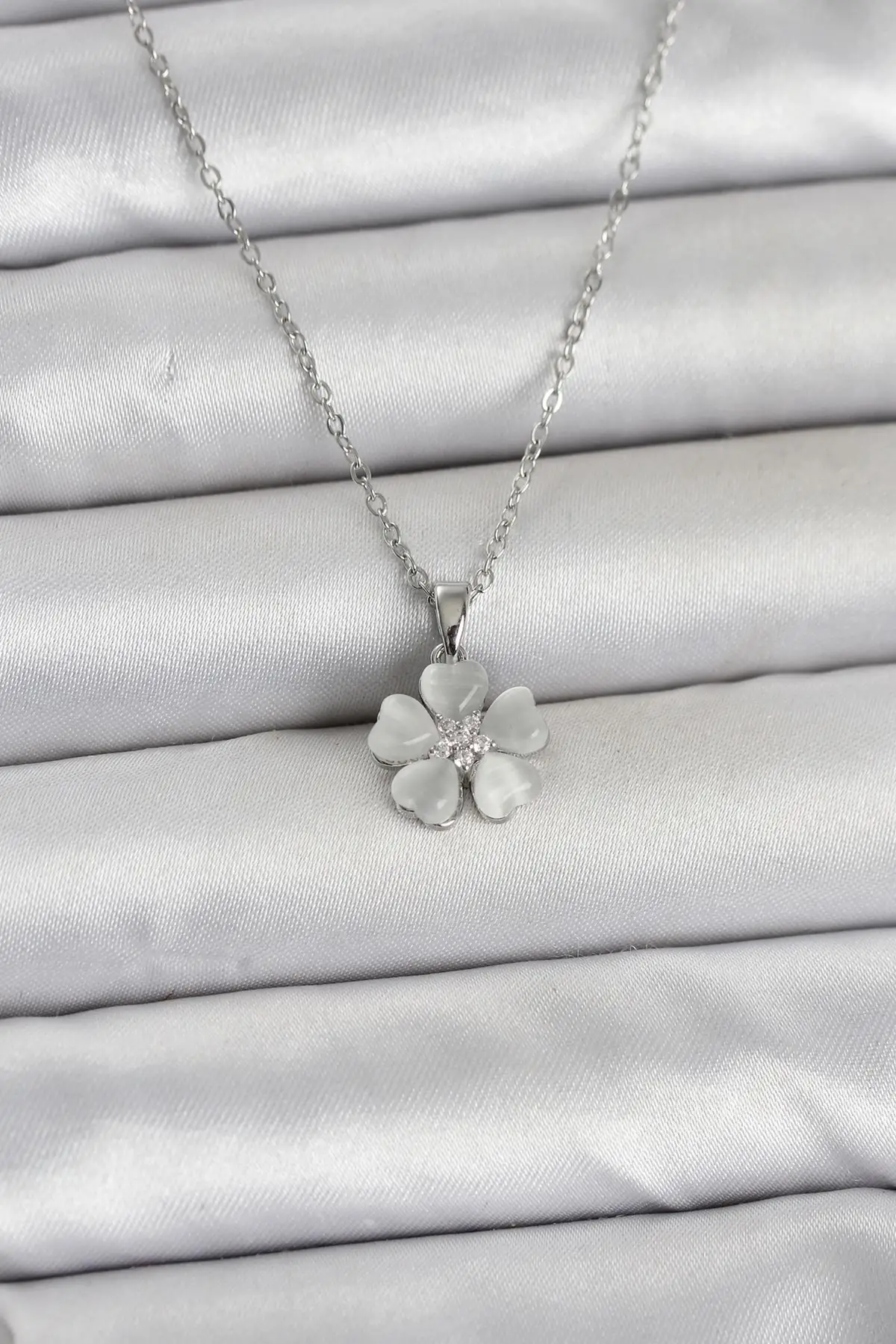 316L Çelik Zincir Gümüş Renk Yonca Model Kadın Kolye