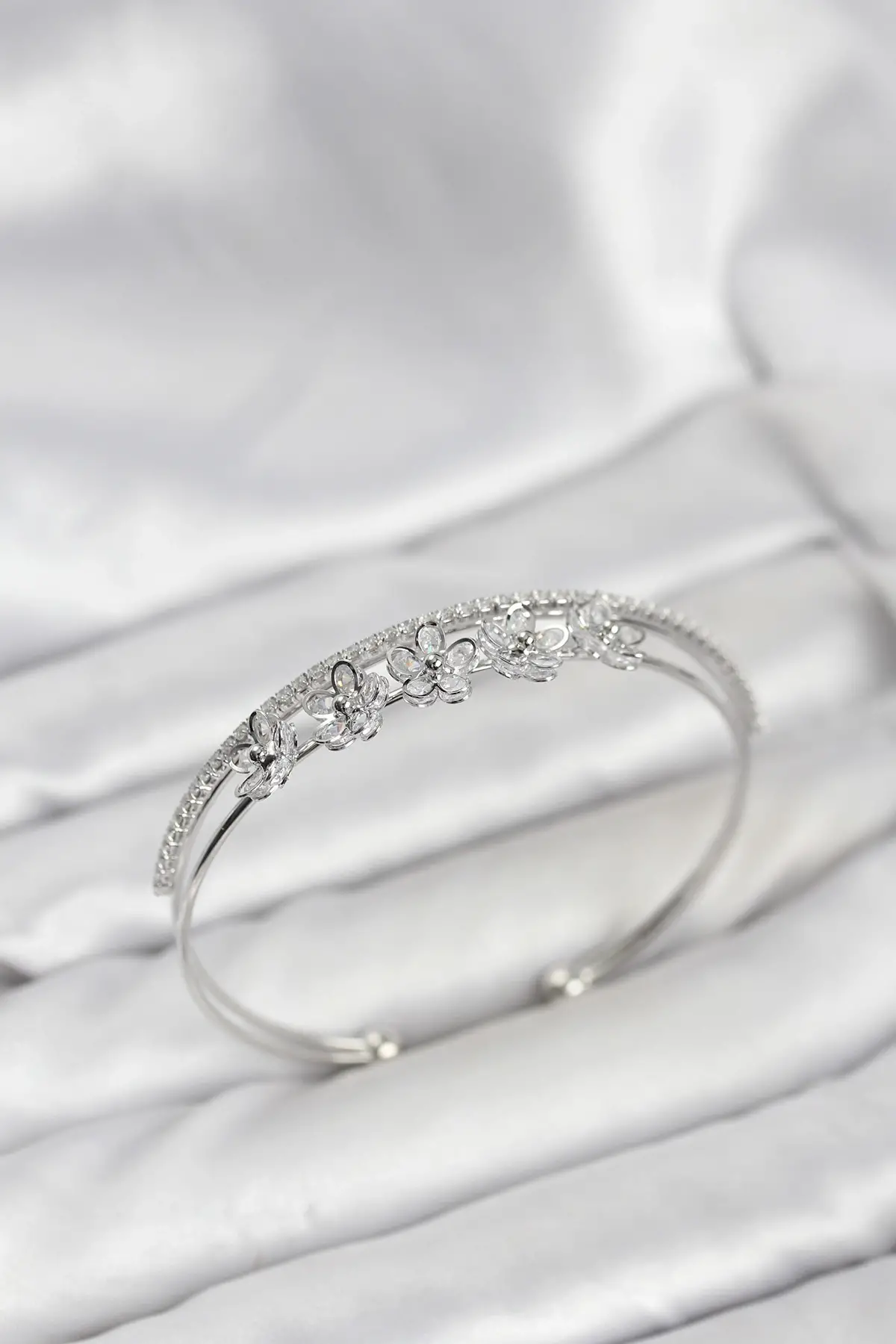 Çiçek Model Pirinç Gümüş Renk Kadın Bileklik