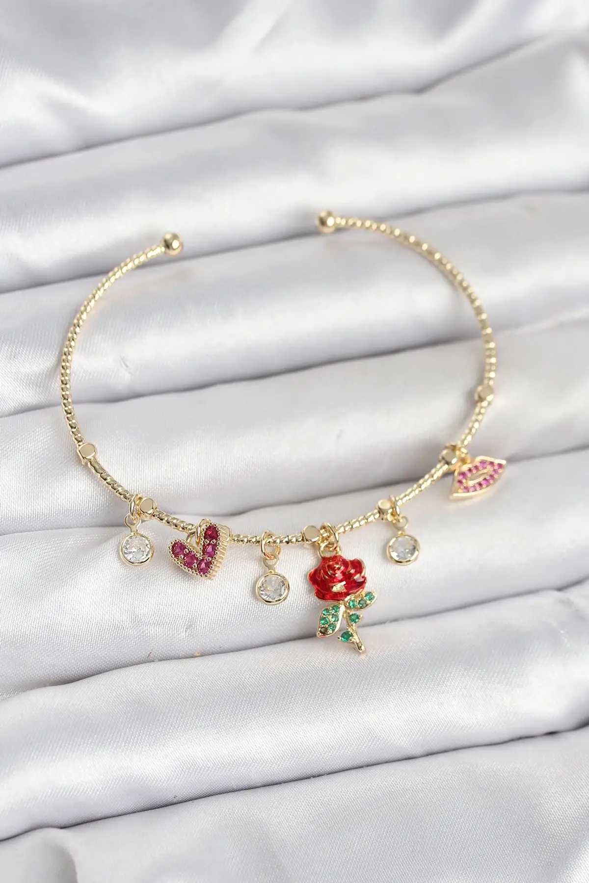 Gül Charmlı Gold Renk Pirinç Kadın Bileklik