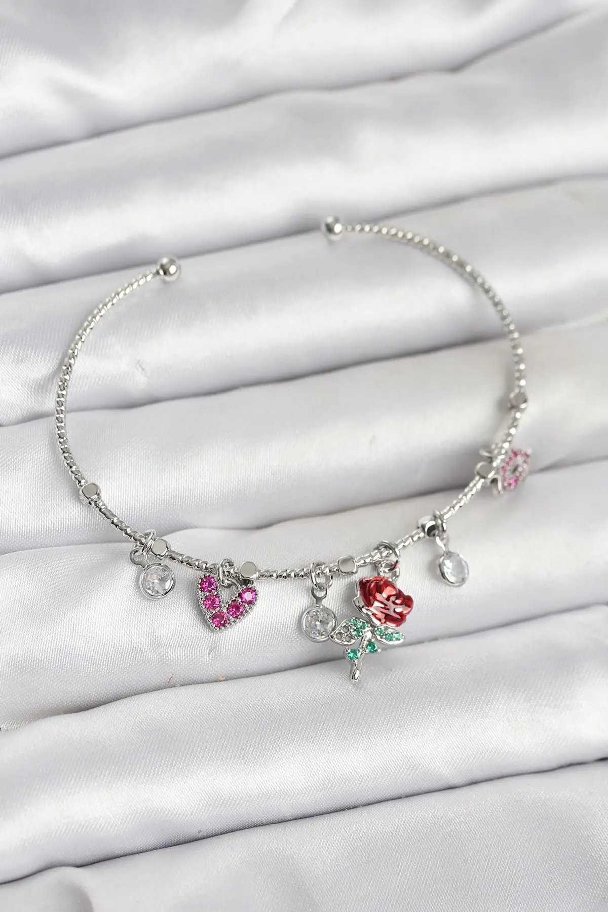 Gül Charmlı Gümüş Renk Pirinç Kadın Bileklik