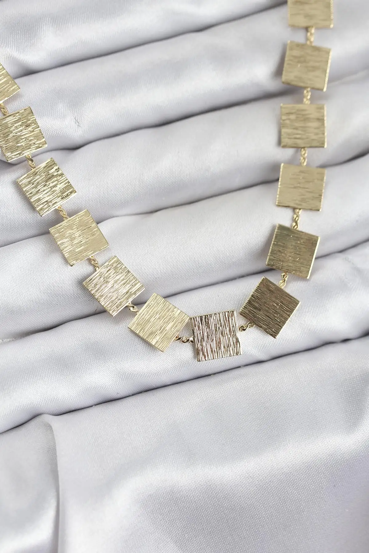 Kare Plaka Model Gold Renk Kadın Kolye