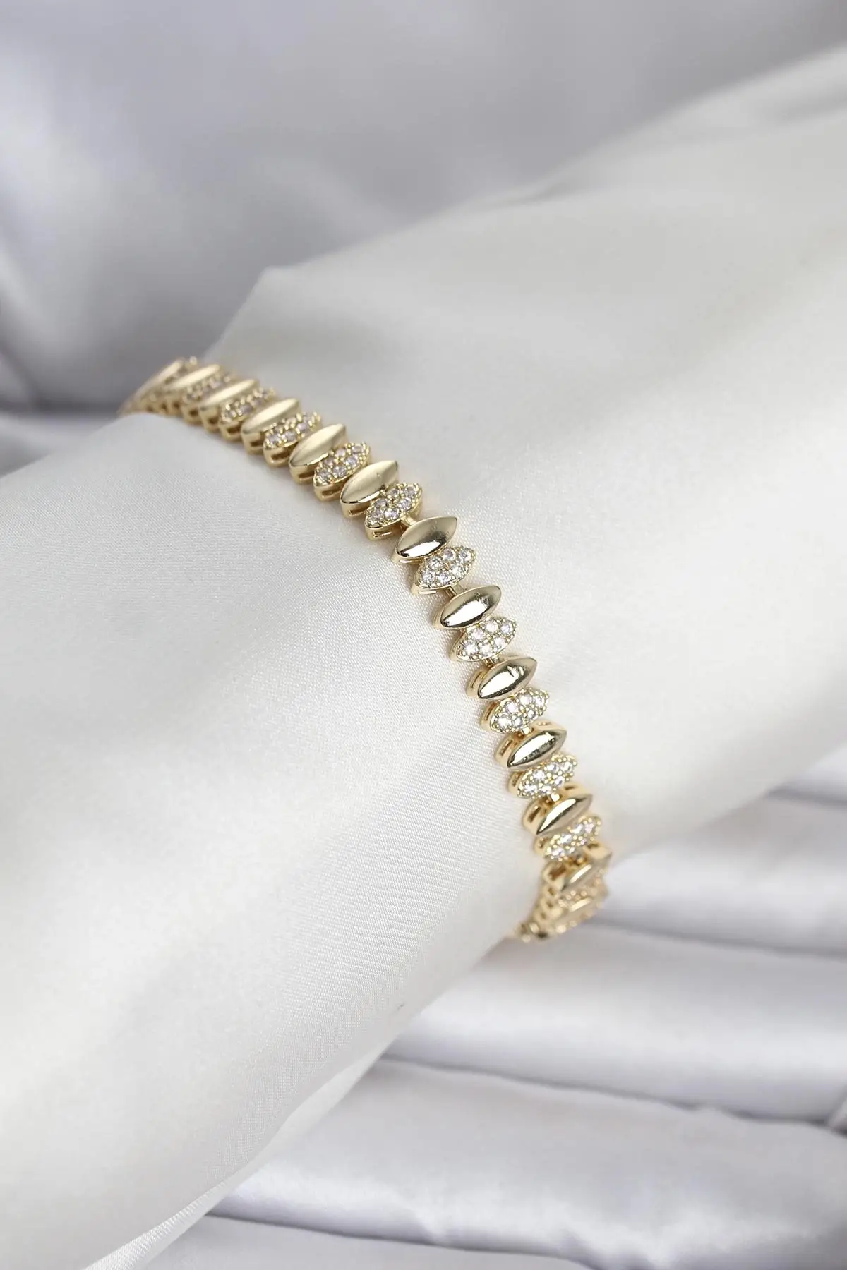 Pirinç Gold Renk Arpa Model Kadın Bileklik