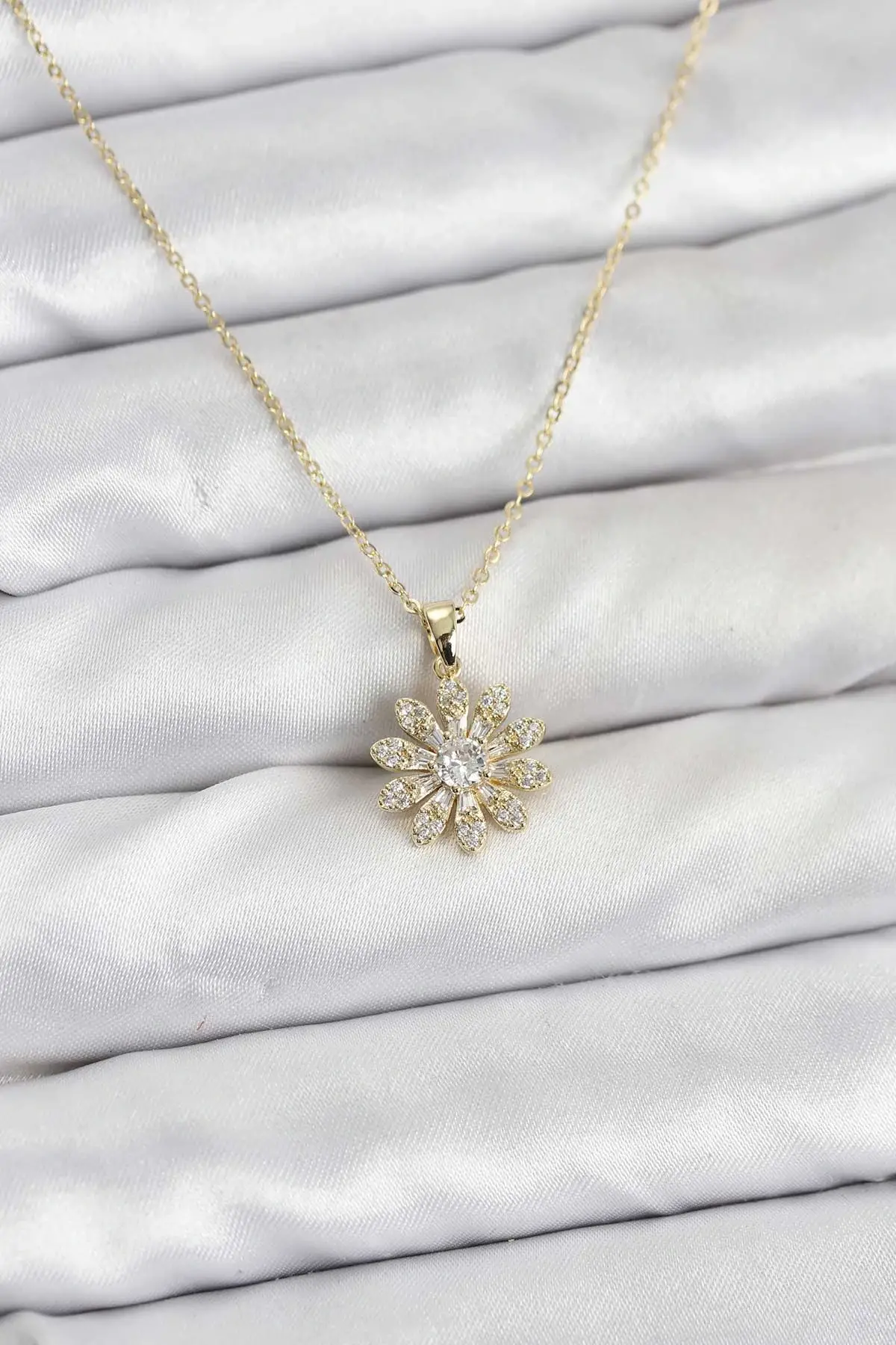 Pirinç Gold Renk Çiçek Model Kadın Kolye