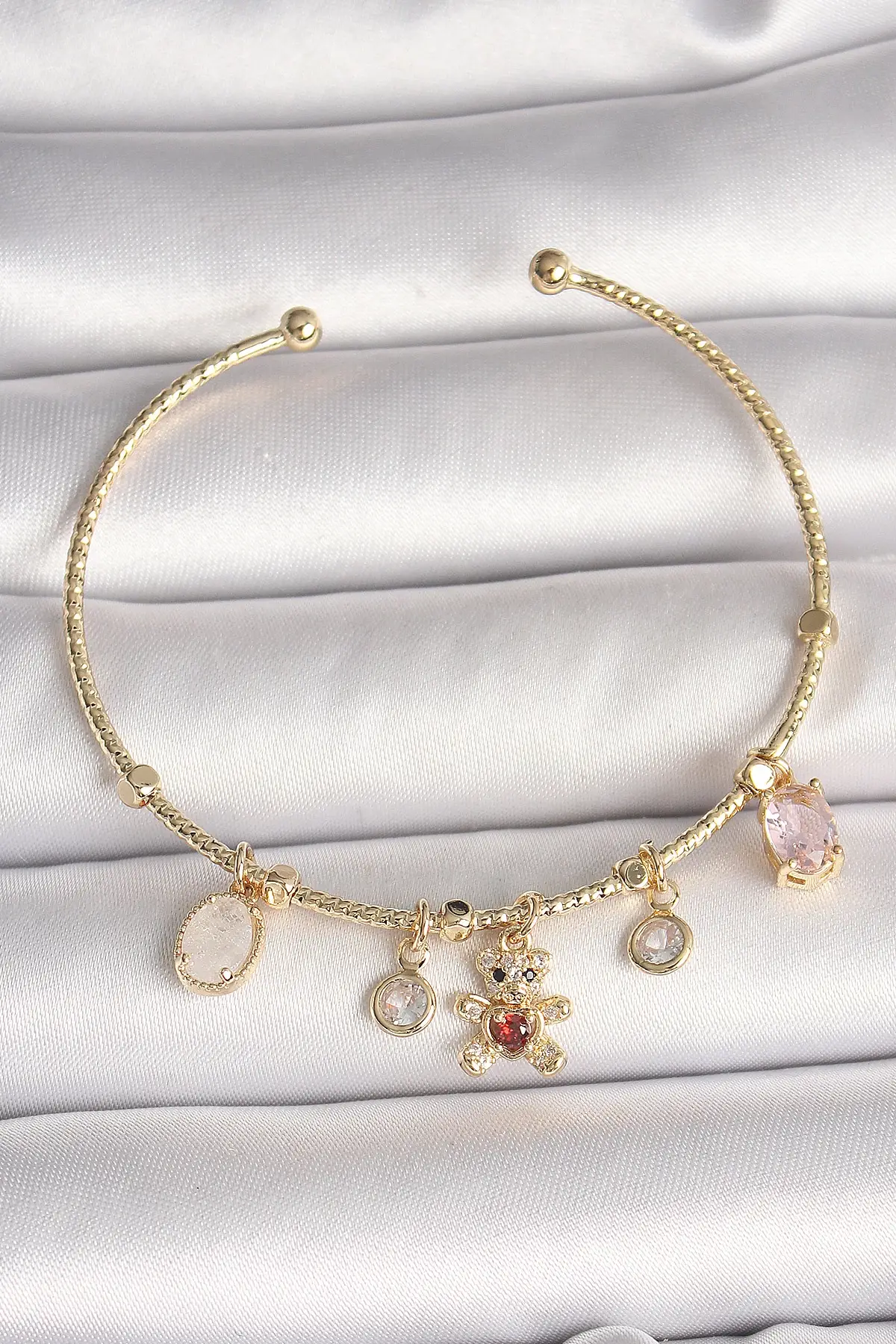 Pirinç Gold Renk Sallantı Zirkon Taşlı Ayıcık Figür Kırmızı Kalp Detay Charm Kadın Bileklik