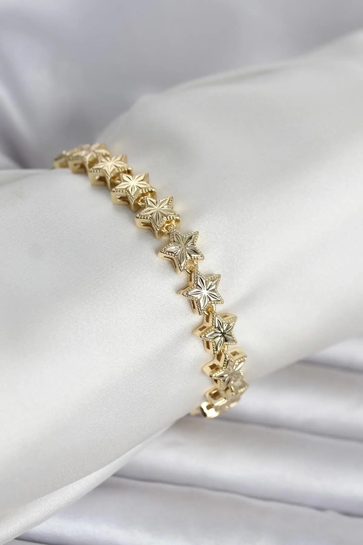 Pirinç Gold Renk Yıldız Model Kadın Bileklik