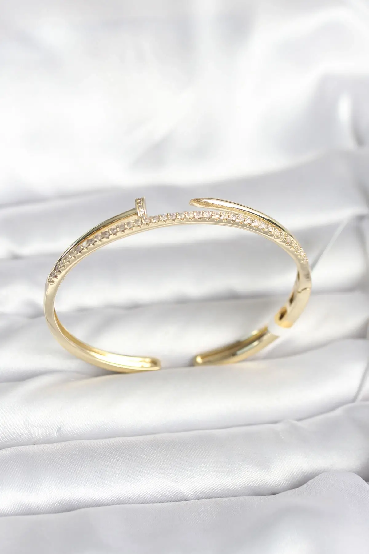 Pirinç Gold Renk Zirkon Taşlı Çivi Model Kadın Kelepçe Bileklik
