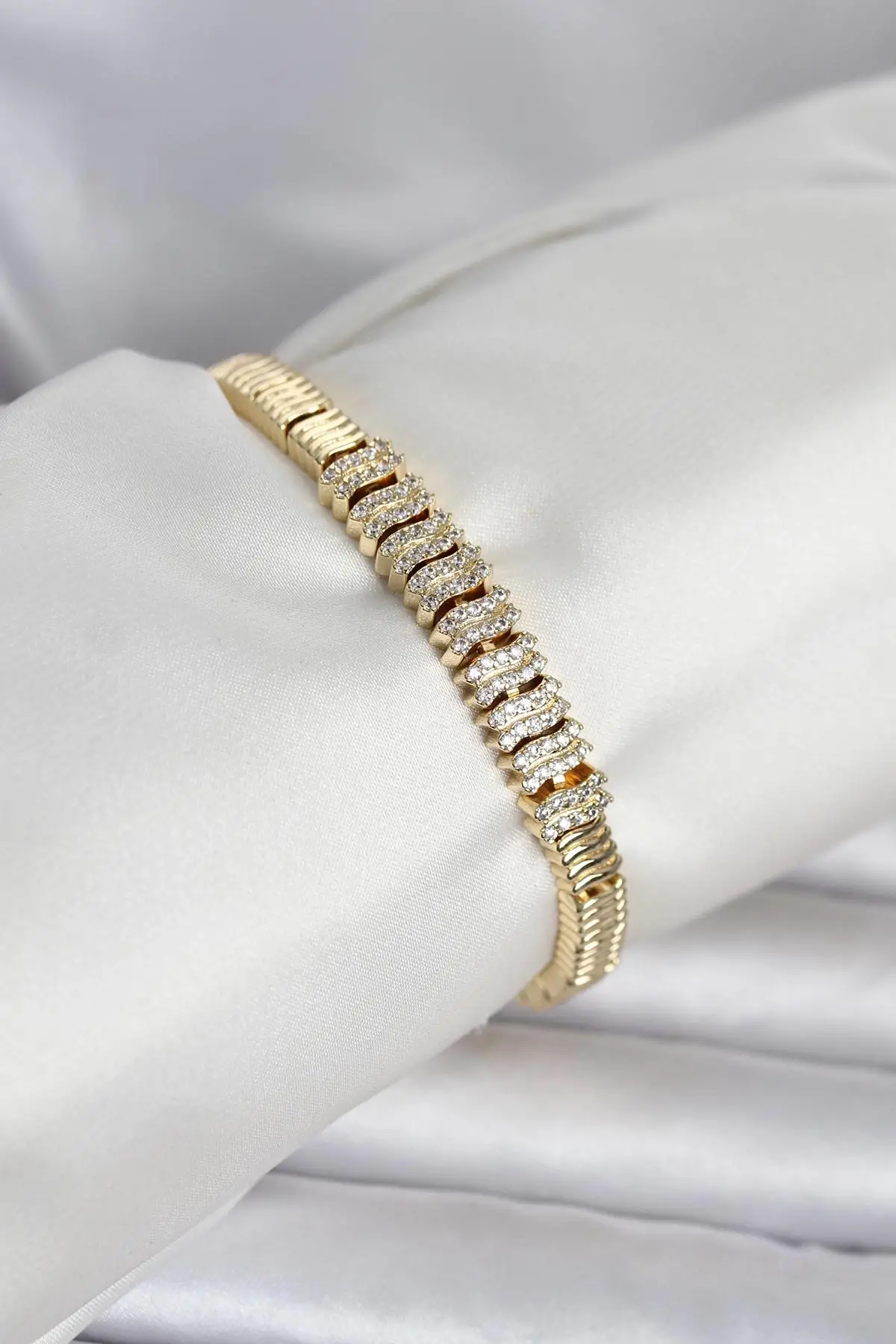Pirinç Gold Renk Zirkon Taşlı Kadın Bileklik