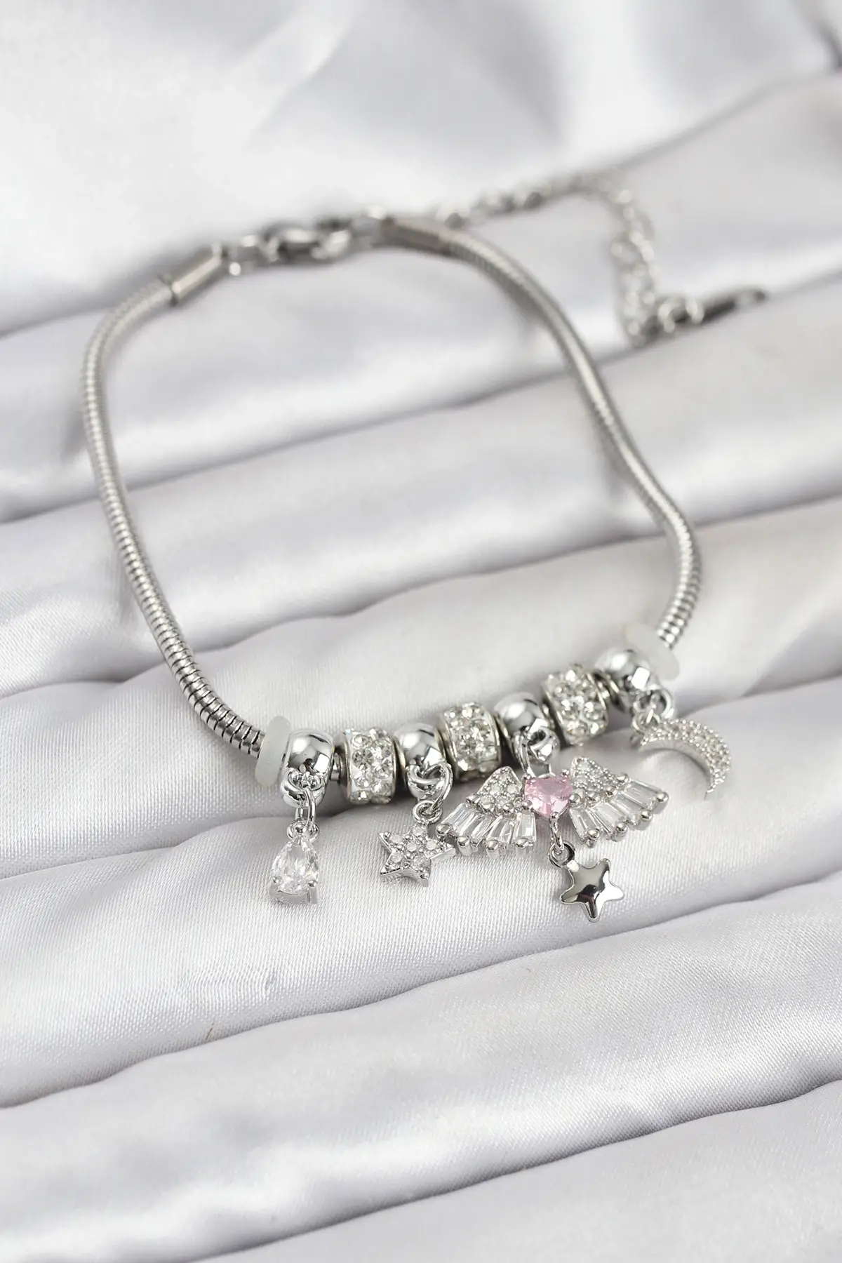 Pirinç Gümüş Renk Kanatlı Charmlı Kadın Bileklik