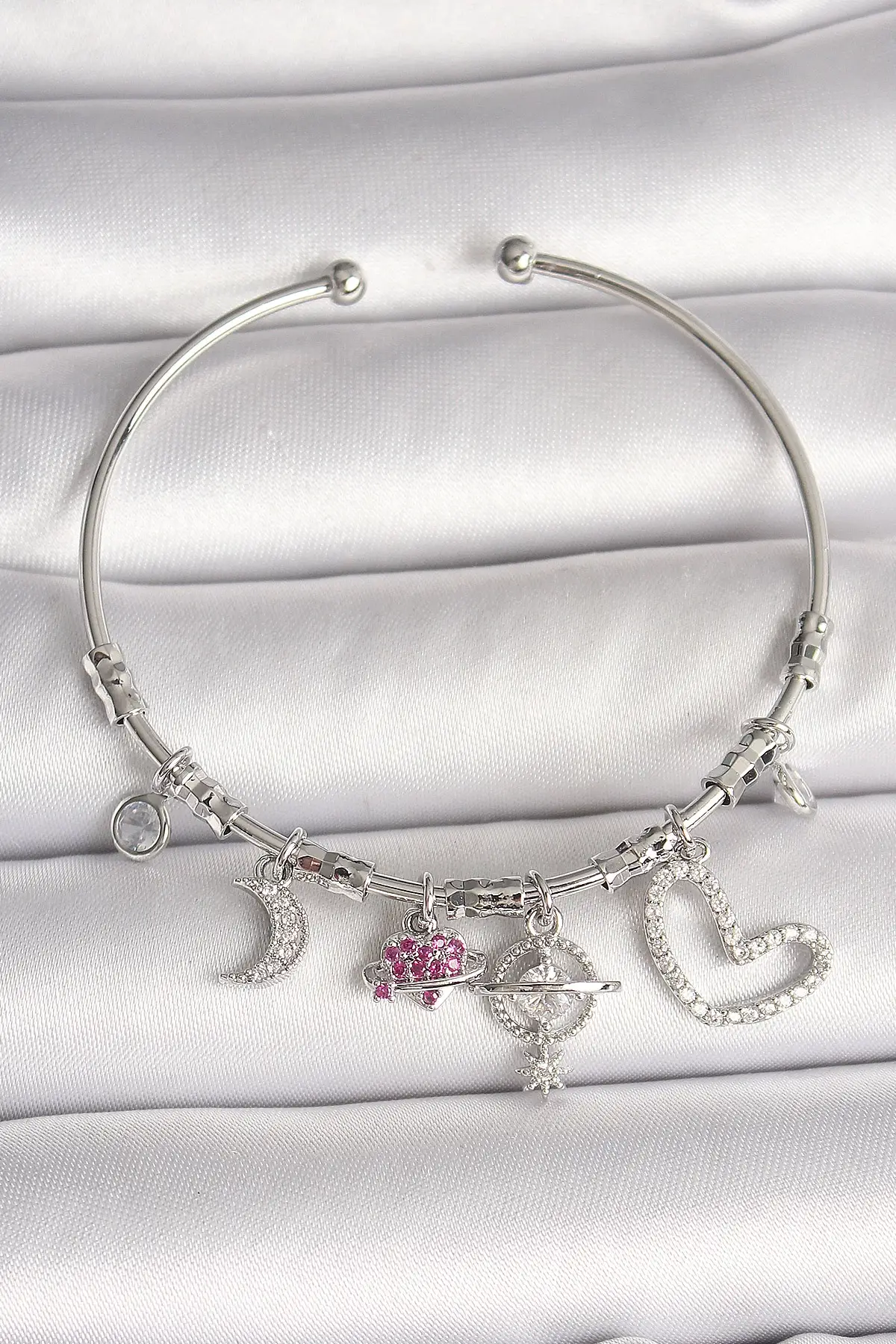 Pirinç Gümüş Renk Sallantı Zirkon Taşlı Gezegen Figür Kalp Detay Charm Kadın Bileklik