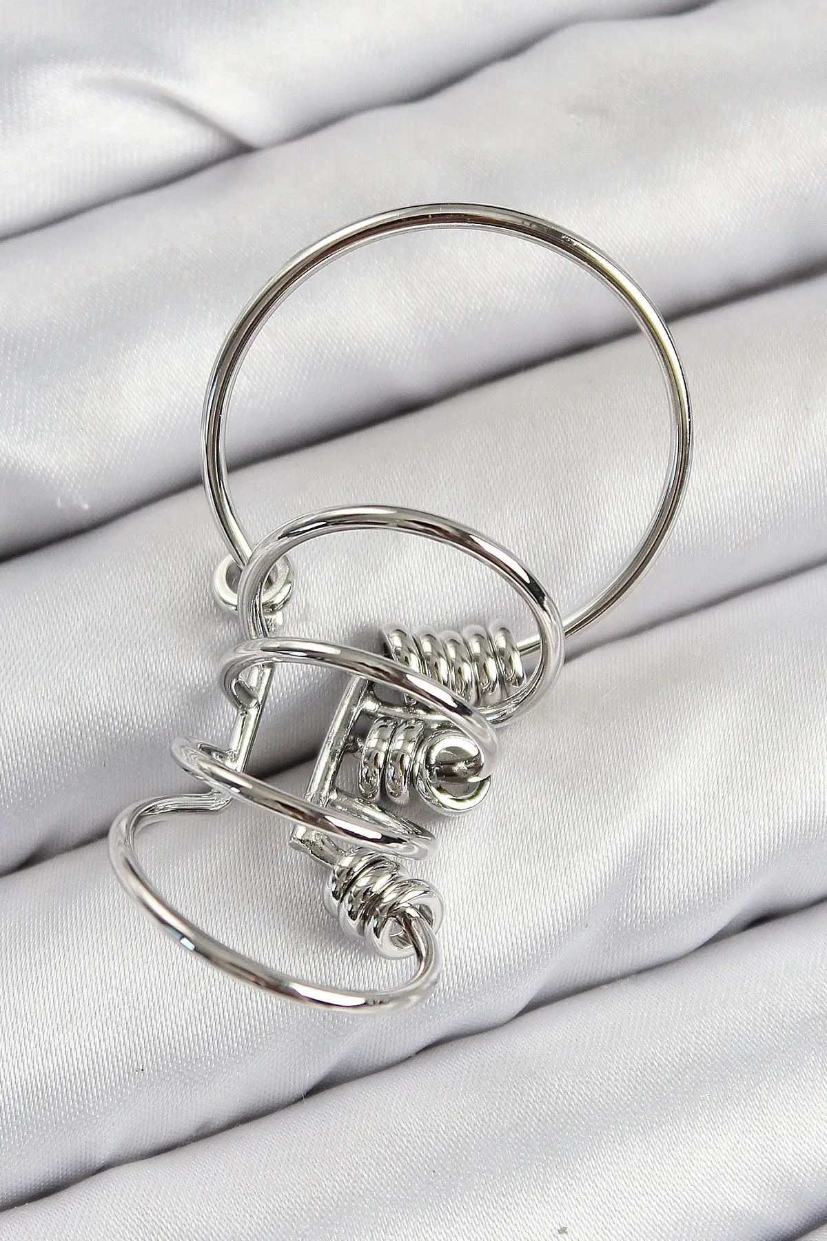 Pirinç Halkalı Model Gümüş Renk Kıkırdak Küpe