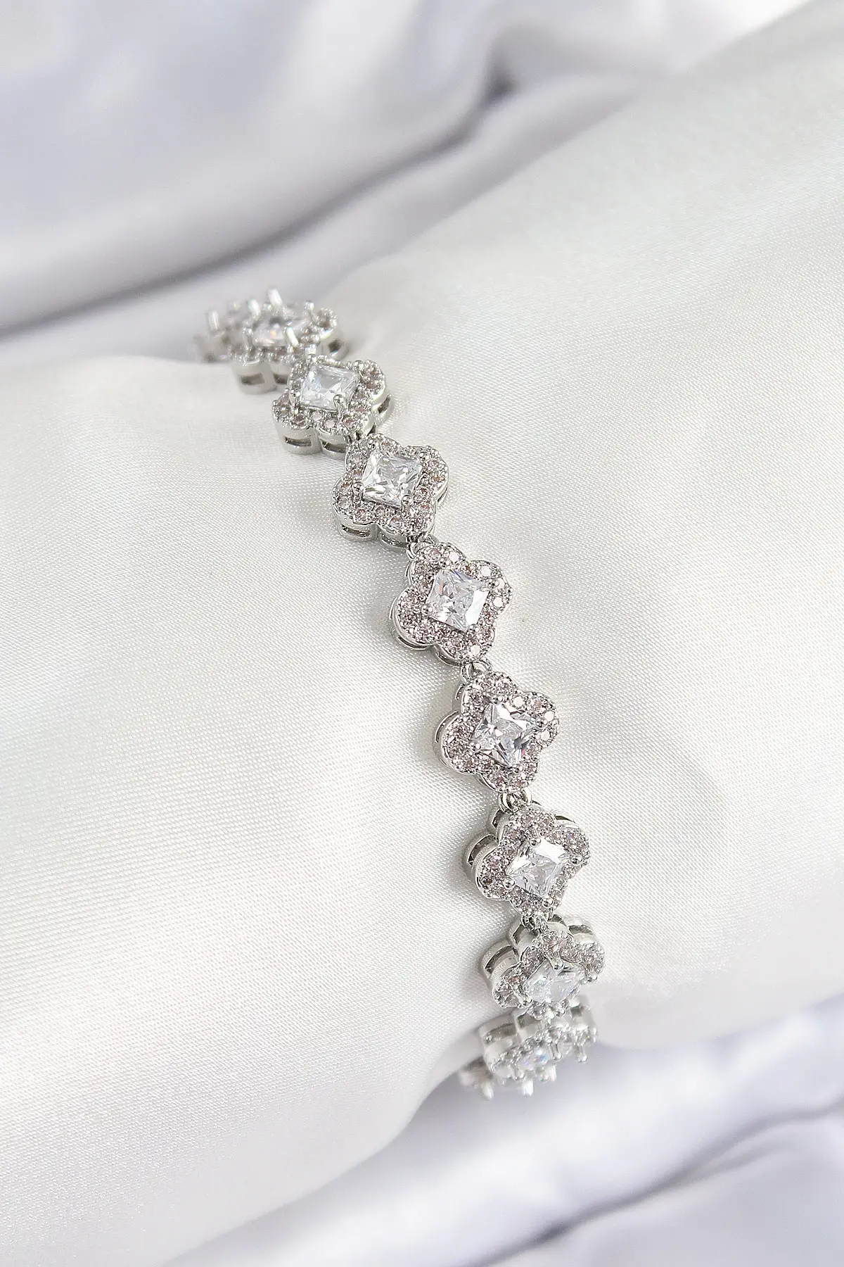 Pirinç Zirkon Taşlı Yonca Baget Model Gümüş Renk VIP Seri Kadın Bileklik