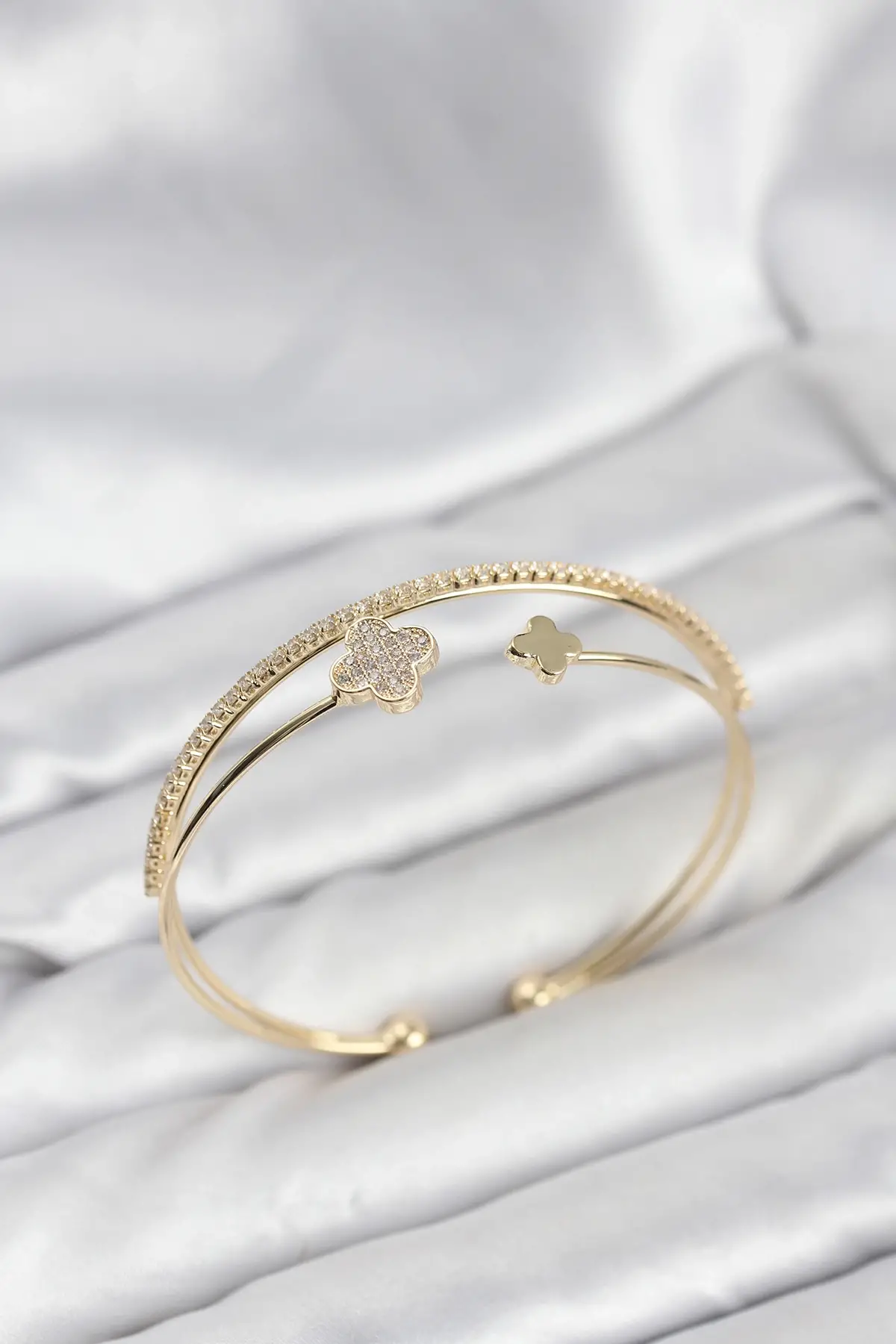 Yonca Model Pirinç Gold Renk Kadın Bileklik