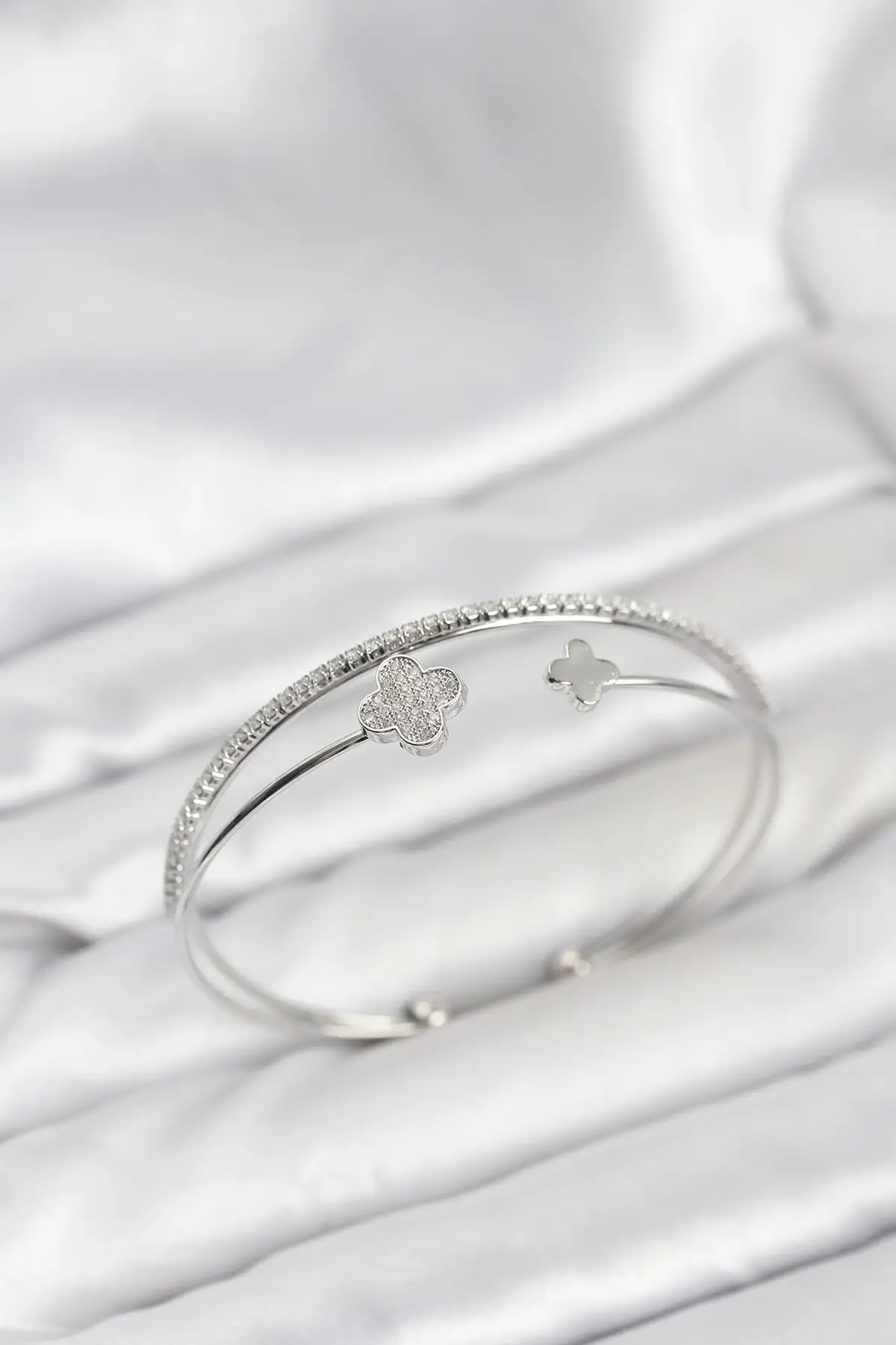 Yonca Model Pirinç Gümüş Renk Kadın Bileklik