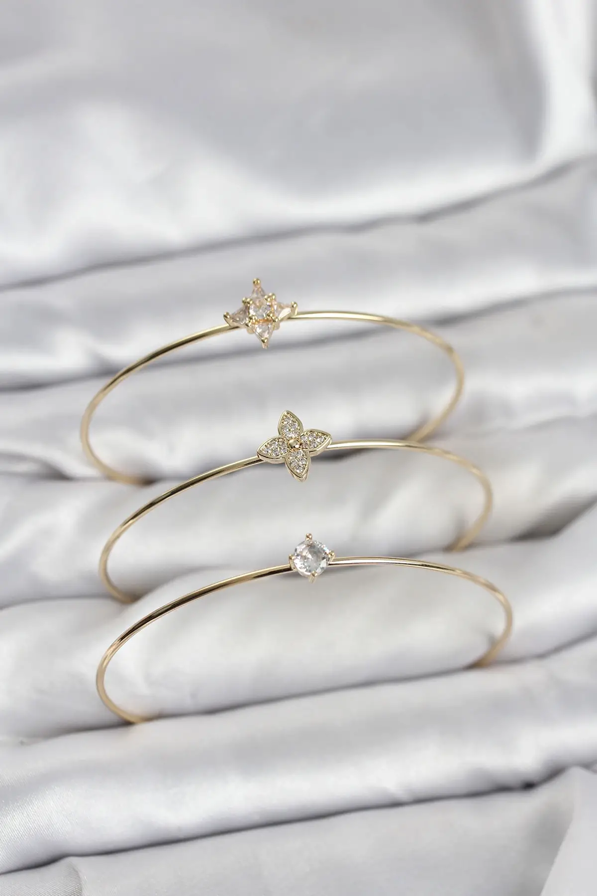 Zirkon Taşlı Gold Renk Yonca Model 3lü Kadın Bileklik Kombini