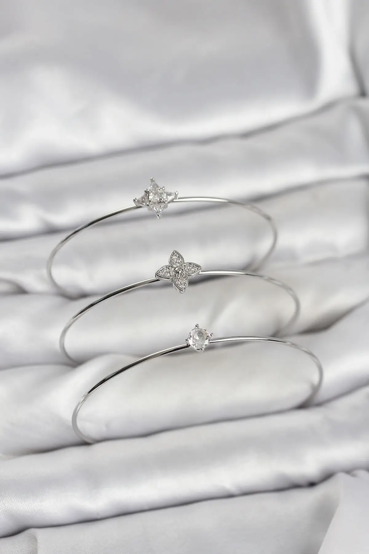 Zirkon Taşlı Gümüş Renk Yonca Model 3lü Kadın Bileklik Kombini