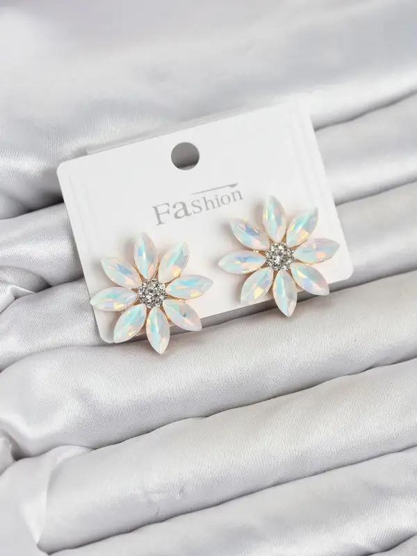 Beyaz Renk Kristal Taşlı Lotus Çiçek Model Kadın Küpe