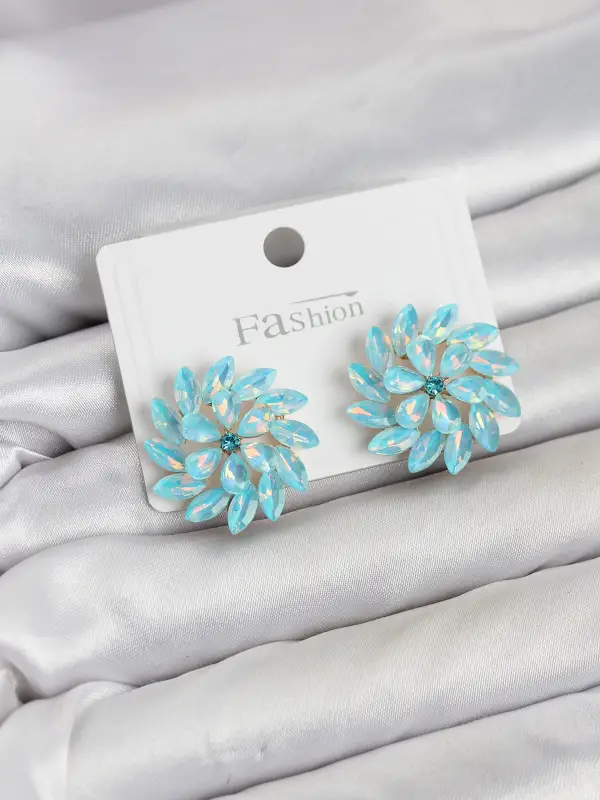 Buz Mavisi Renk Kristal Taşlı Çiçek Model Kadın Küpe