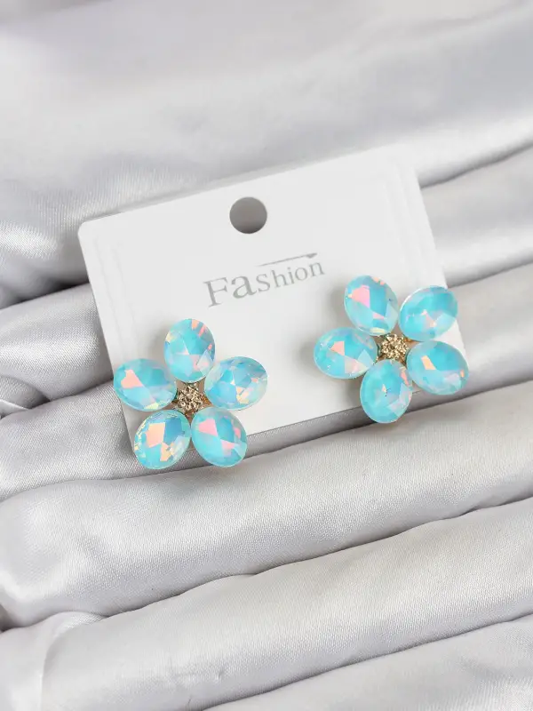 Buz Mavisi Renk Kristal Taşlı Çiçek Model Kadın Küpe