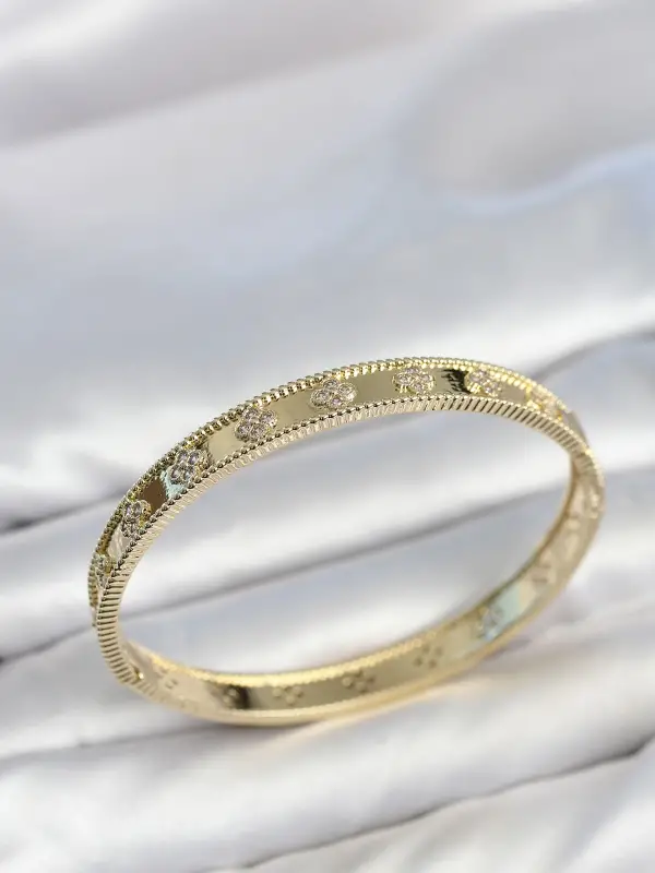 Gold Renk Pirinç Yonca Model Zirkon Taşlı Kadın Kelepçe Bileklik