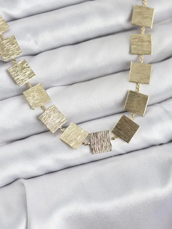Kare Plaka Model Gold Renk Kadın Kolye