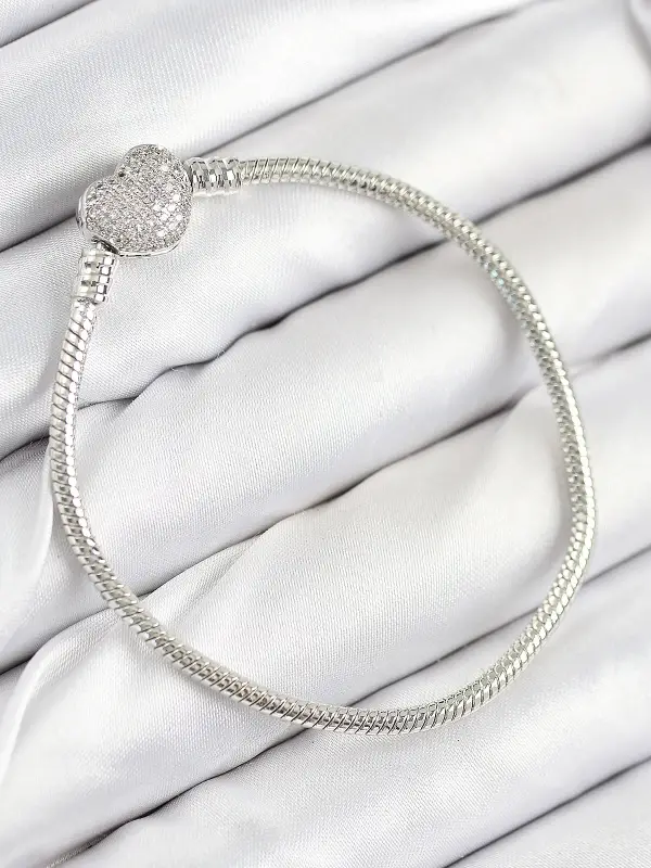 Pirinç Charm Zirkon Taşlı Kalp Model Gümüş Renk Kadın Bileklik
