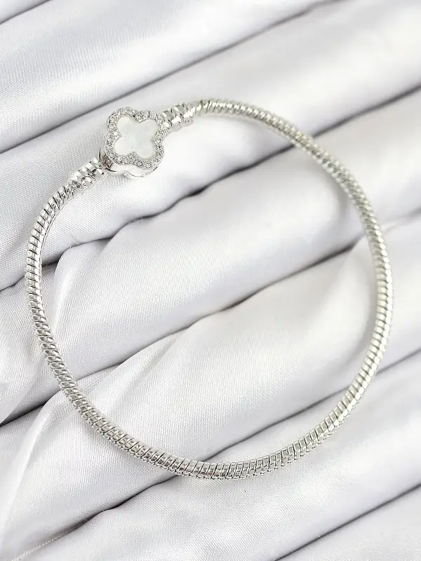 Pirinç Charm Zirkon Taşlı Yonca Model Gümüş Renk Kadın Bileklik