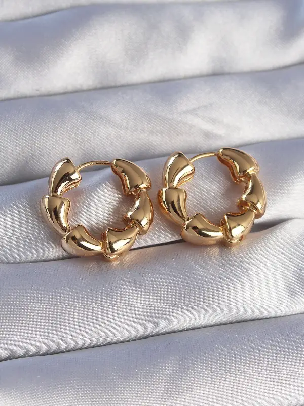Pirinç Gold Renk Damla Kıvrım Tasarımlı Halka Küpe