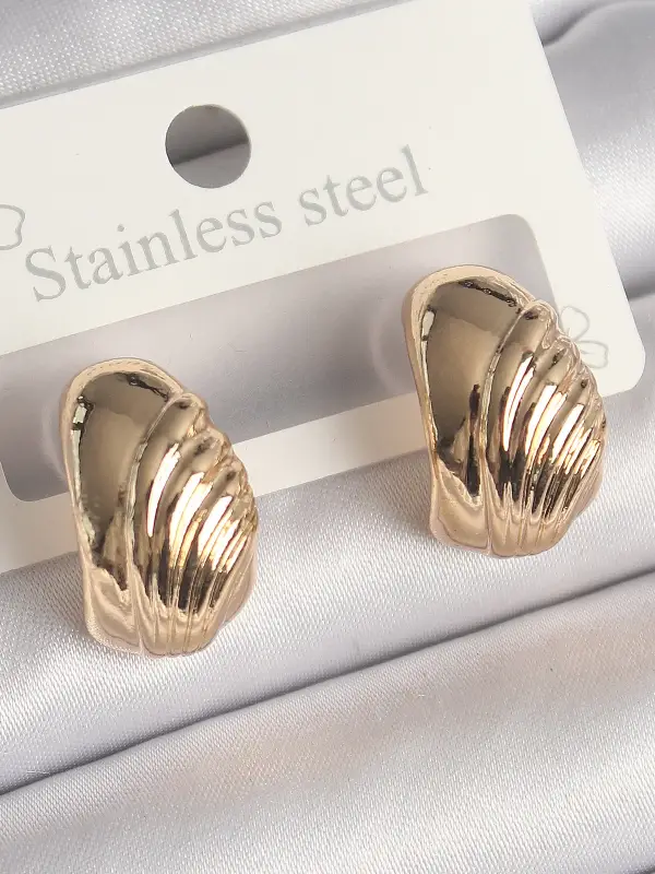 Pirinç Gold Renk İşleme Detaylı Yarım Halka Model Kadın Küpe
