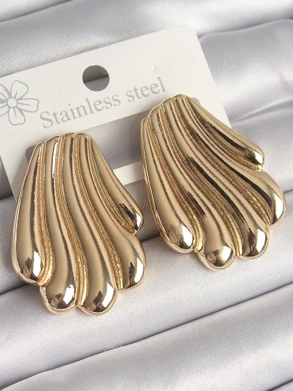 Pirinç Gold Renk İşlemeli İstirdye Model Kadın Küpe